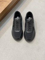 Tods男士休闲运动鞋 本款TOD’S 运动鞋以新颖设计吸引眼球,橡胶豆豆尽显品牌传统元素。绒面皮革拼光滑皮革制成,拼缝织物，触感柔软,侧边饰以TOD‘S 标识