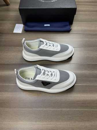 工厂价 Prada 普拉达 -高端品质 原单 -鞋面：开边珠小牛皮、品牌高丝光帆布、鞋身品牌金属扣件 -内里：水染牛皮 -大底：超轻tpr 橡胶; 双色成型大底 - 点击图像关闭
