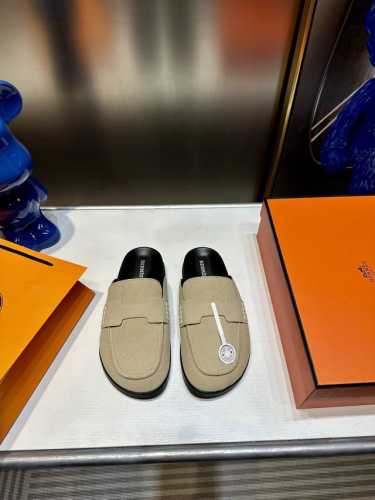 橙子出厂价 HERMES 爱马仕 2024 H家最新款穆勒鞋包头半拖勃肯拖鞋平底凉鞋系列 胖头丑萌丑萌的超可爱 夏天真的太需要百搭拖鞋了，怎么搭配都好看，随意且