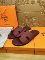 工厂价： Hermes爱马仕 官网最新专柜同步新款oran牛皮面H拖鞋 巴黎原版飞回正品开模完美打造最高品质 诚意巨献，可随意进出专柜鞋面采用原版定制牛皮。彩色