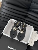 高版本Chanel 经典一字带凉鞋 每年春夏的爆款，不断增加新色。意大利进口小羊皮，原版五金扣，羊皮垫脚，皮革大底！ Size:35-39 34.40.41定