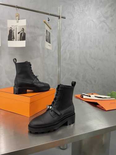 爱马仕 HerméS 五金扣件短靴 高品 原版工艺 款式经典 简约 此款主要对比的就是工艺 品质 爱马仕 HerméS 夏天开始不一样的夏天生活 爱马仕Herm