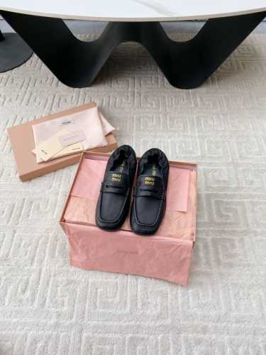 出平底 高跟 MiuMiu谬谬2025 早春走秀款乐福鞋 中性中古风 于多重场景中流露风格主张 步履之间焕发独特之美 皱松紧设计随心搭配 面料小牛皮 内里垫脚绵
