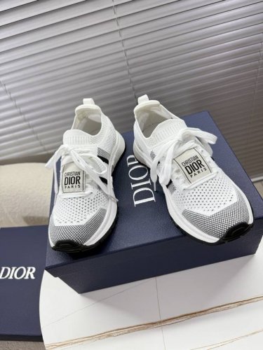 dior Chrono 最新情侣款飞织运动鞋 休闲简约超级百搭. 鞋面搭配 Logo布标.上脚完美奢华可任意搭配春夏秋冬服饰. 上脚更是舒适 飞织鞋面透气舒适.