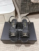 Chanel 25S春夏新款专柜顶级双C蝴蝶结凉鞋 这款经典设计；蝴蝶结搭配双C的点缀 俏皮又优雅 多种配色元素 多元化混搭非常好看百搭，上脚非常轻巧舒适 超级