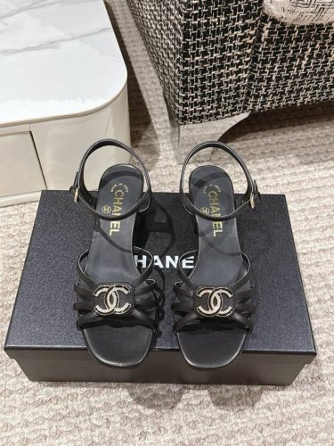 Chanel 25S春夏新款专柜顶级双C蝴蝶结凉鞋 这款经典设计；蝴蝶结搭配双C的点缀 俏皮又优雅 多种配色元素 多元化混搭非常好看百搭，上脚非常轻巧舒适 超级