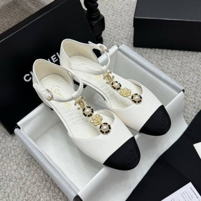 经典款 高版本 Chane*｜小香25P早春新款高级手工坊单鞋。 专柜简直疯抢了，各大社交平台热门晒图，这期的走秀款绝对太帅了，绝对是这一季最热门的款式，专柜仙