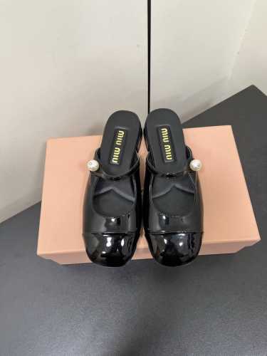 Miu Miu 缪缪 2025早春新品钮扣粗跟玛丽珍半拖穆勒鞋专柜主打最新走秀款 蝴蝶结复古玛丽珍粗跟单鞋火爆上新！ 缪家高货 顶级工艺打造精品质感 无敌舒适