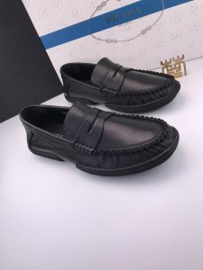 prad* 头层牛皮 软底软面 休闲鞋 优质头层牛皮 粗纹 荔枝纹 皮质柔软 韧性好 皮面纹理清晰 自然 亮泽，质感好 穿着舒适 橡胶功能软底 超轻超软 脚感极