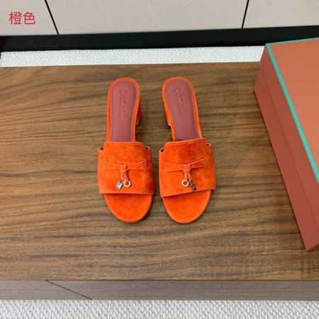 Loro piana 代购级高跟拖鞋。这款绒面拖鞋搭配饰有Loro Piana My Charms 吊坠的饰带，并饰以同色缝线。精致柔美，适合搭配都市和度假装束 - 点击图像关闭