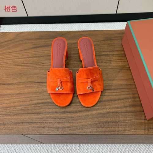 Loro piana 代购级高跟拖鞋。这款绒面拖鞋搭配饰有Loro Piana My Charms 吊坠的饰带，并饰以同色缝线。精致柔美，适合搭配都市和度假装束