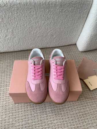MiuMiu 24ss 秋冬新款 魔术贴 情侣 德训鞋 复古休闲鞋 最新款德训小白鞋，在找小白鞋还要复古的还要舒适的 还要那种德训鞋的可以看过来了 秋冬火爆款休 - 点击图像关闭