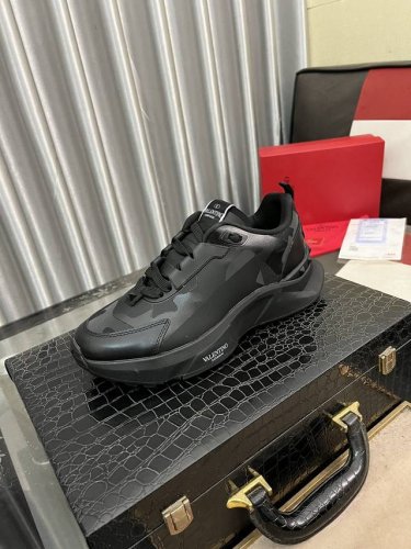 出厂价Pp： 潮牌华伦天努，休闲鞋 Size:38-44 45可以订做 新款 专柜同步新品 ！最高版本高品质专柜1:1，鞋面意大利进口牛皮高档羊皮内里 原版大底