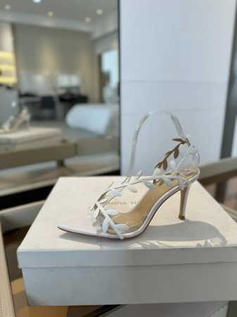 价格P： Gianvito Rossi 2025新款凉鞋 顶级版本 代购品质 这双尖头高跟漆皮树叶装饰女鞋，简直是我的心头爱！尖头的造型精致又时尚，尽显女性魅力 - 点击图像关闭