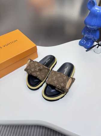 橙子出厂价p louis Vuitton 路易威登 Lv新款 魔术贴平底拖鞋 休闲凉拖 情侣款 专柜同步更新 鞋面采用独一无二的驴家独特面料 面料轻盈透气 超轻 - 点击图像关闭