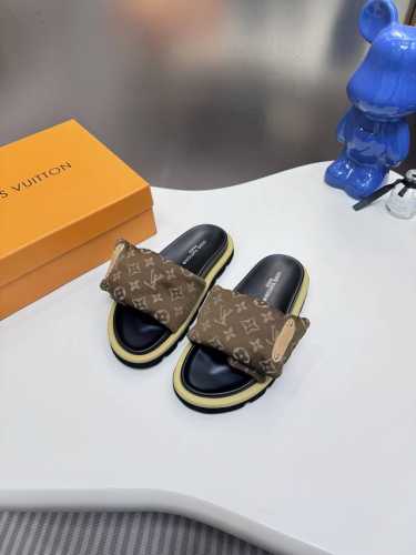 橙子出厂价p louis Vuitton 路易威登 Lv新款 魔术贴平底拖鞋 休闲凉拖 情侣款 专柜同步更新 鞋面采用独一无二的驴家独特面料 面料轻盈透气 超轻