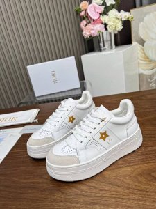 Dior迪奥 女款 码数：女35-41 女40.41 Dior迪奥2024年新款幸运星，明星运动鞋，提高了现代风格的标志线。鞋面采用白色小牛皮精心裁制而成，