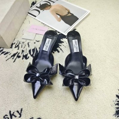 Jimmy Choo 花朵后空拖鞋时髦百搭Nice单品采用皮革材质打造别致优雅鞋型，尖头搭配精美蝴蝶结和立体鞋跟设计，尽显时尚个性气质 面料：进口邹羊皮 花朵也