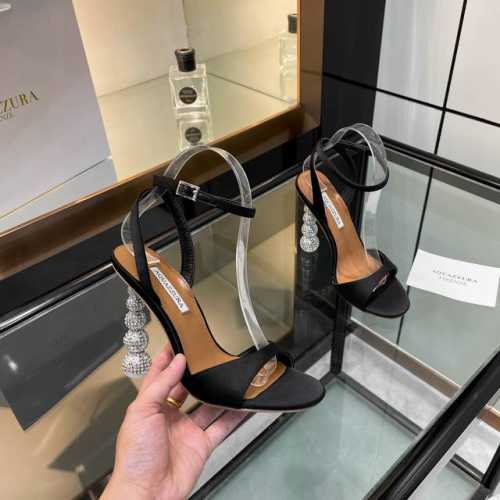 Aquazzura 2024新款凉鞋 代购品质！！！原版开发的水钻高跟凉鞋，是走秀场上的璀璨明珠。水钻熠熠生辉，如同繁星坠落人间。原版开发的独特设计，彰显着与众
