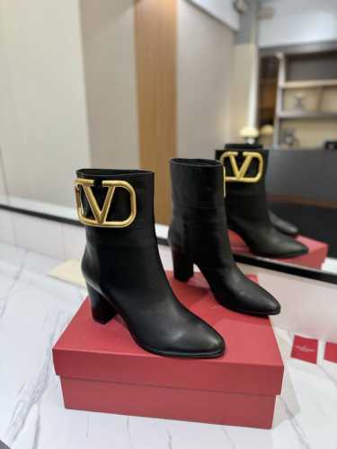 VALENTINO华伦天奴 大V扣高级辣妹kelly Jumping骑士靴顶级牛品匠心好货经典再现拒绝不了的款式谁穿都好看 优雅风格，创造不一样的感觉！它是你
