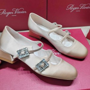 Roger Vivier 225 罗杰维维亚春夏新款花朵钻扣玛丽珍单鞋，亮面漆皮搭配钻扣，一眼被惊艳到仙女们确定不拿下这款绝美玛丽珍单鞋气场妥妥的安排上夏日搭配