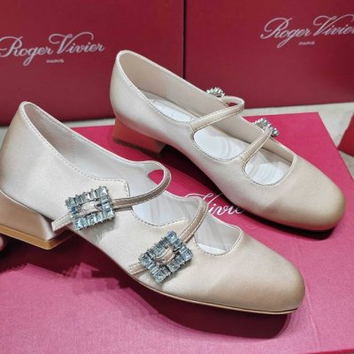 Roger Vivier 225 罗杰维维亚春夏新款花朵钻扣玛丽珍单鞋，亮面漆皮搭配钻扣，一眼被惊艳到仙女们确定不拿下这款绝美玛丽珍单鞋气场妥妥的安排上夏日搭配
