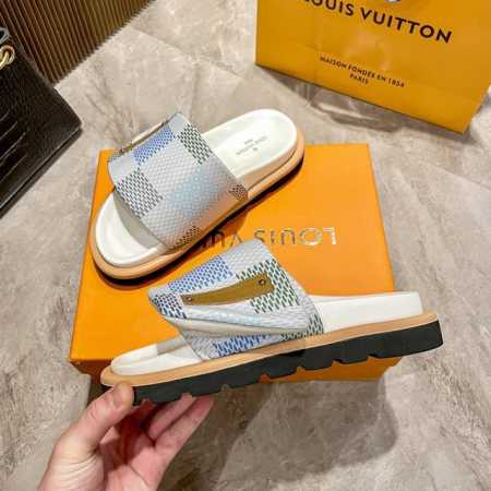 出厂 Lv 魔术贴平底拖鞋火热火热上新欧美时尚走秀简单又百搭的一款单品上脚舒服无疑、多个颜色选择搭配、无论是日常休闲逛街，居家办公室，后备箱总要备上一双，强烈推 - 点击图像关闭