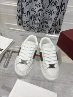 出厂 Gucci古驰2024最新Ace系列小白鞋 面包鞋 原版购入开发 Ace系列情侣款运动鞋延续品牌叙事，匠心成就主打单品。 配送专柜精美飞机盒包装 面料: