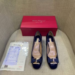 橙子出厂价 Ferragamo 菲拉格慕 蝴蝶结圆头漆皮粗跟单鞋 浅口高跟女鞋 码数：34-42