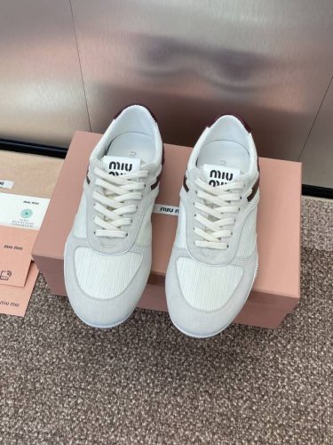 工厂p价p Miumiu 2025春夏新品撞色阿甘球鞋 Miu Miu 大秀上爆出的这双球鞋 后全球各大代购官网火爆上市. 简单很随意不羁又能体现单宁美感，整双