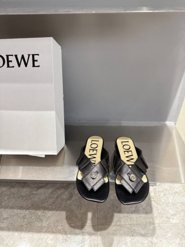 2025 最新罗意威Loewe Ss夏季限定拖鞋 上脚真的太美了 强烈推荐 明星博主同款 面料 进口羊皮 里料:进口羊皮 大底:真皮注塑底 码数:35-39 4