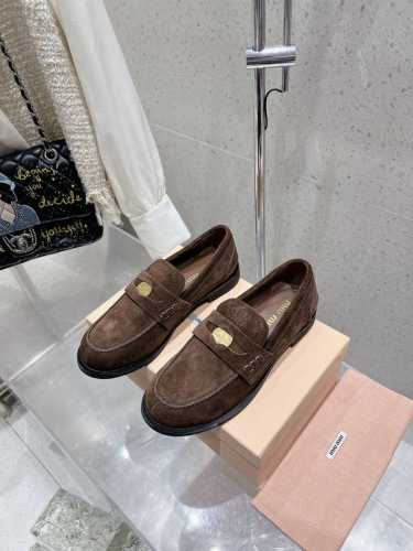 高版本Miumiu乐福鞋 这季度的Miu简直都太绝了 全系列陆续开始上新 全系列原版购入开发 重磅 开边珠牛皮&原版漆皮 内里羊皮 原版独家开模大底 四色发售