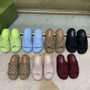 新款上架 。古奇最新爆款时尚拖鞋官网原版1:1开模原单品质，做工精细纯手工制作，彰显低调奢华高端大气，精巧细腻沉着稳重，穿着舒适，百搭款式，值得拥有34一45。