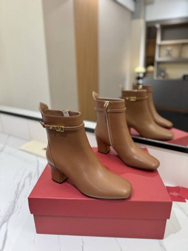 VALENTINO GARAVANI TAN-GO小牛皮踝靴 -脚踝饰带，配以VLOGO SIGNATURE搭扣顶级版本绝对史上最强货 欢迎对比 舒适好穿楦型