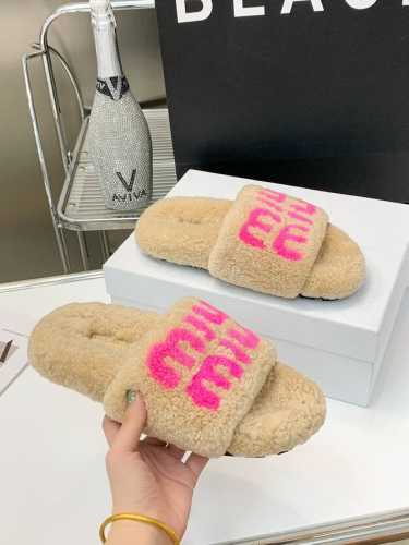 工厂价 MiuMi* 缪缪秋冬新款厚底毛毛拖 ﹌ 每逢秋冬来临 毛拖是必不可少的单品 不仅足够保暖 还能拥有舒适的触感无论搭配什么都有种漫不经心的时髦纯羊毛 有