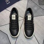 2025最新升级版Dio R 采用牛皮精心制作 饰以 Oblique 印花 搭配饰以 Dior 标志的鞋舌 侧面Logo 霸气十足 橡胶耐磨原版大底 休闲造型增