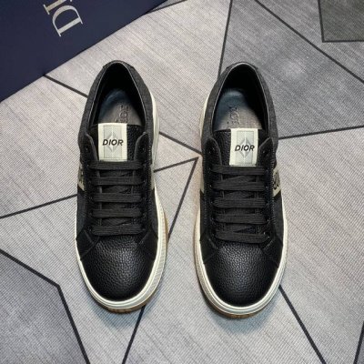 2025最新升级版Dio R 采用牛皮精心制作 饰以 Oblique 印花 搭配饰以 Dior 标志的鞋舌 侧面Logo 霸气十足 橡胶耐磨原版大底 休闲造型增