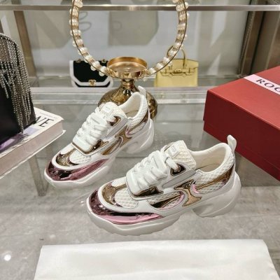 出厂 RV新款ROGER VIVIER品牌2025 Viv‘Motor系列最美运动休闲鞋～ 顶级版本 维维亚精致风格，皮革拼镜面织物和网眼面料制成点缀可拆卸闪钻
