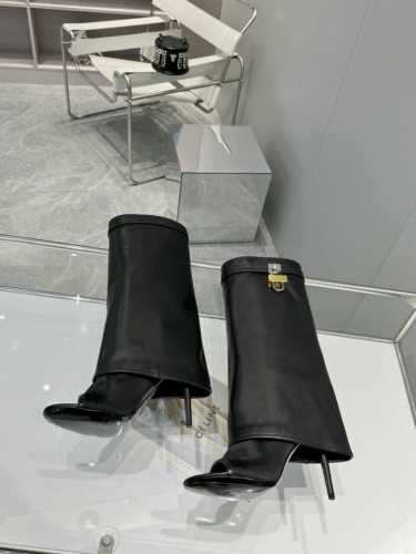 最高版本 GIVENCHY纪梵希新款坡跟增高显瘦鲨鱼靴 风靡时尚圈的裤腿靴，非纪梵希莫属 堪称裤腿靴开山鼻祖，增高，显瘦 经典版型一再升级，全真皮制作 正品开模