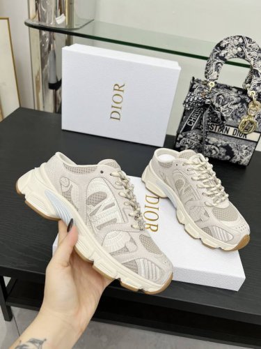 这款 Dior Chrono 运动半拖鞋以Dior的高订风格重新演绎跑步鞋。米色网眼织物搭配同色调绒面牛皮革镶片，侧面的Cd 标志、鞋舌上的星星补丁和鞋跟的Di