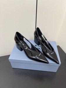 Prada 25ss 早春新款绝美尖头跟鞋 时尚界久违的极简之美经典时尚配色 毫不费力的优雅风来袭 时髦 精致 绝美 包头尖头 开边珠外穿时尚气质简约新款日常拖