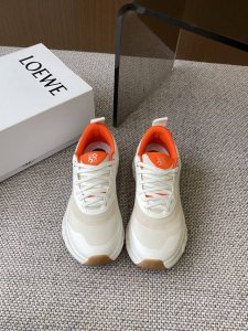 Loewe X On Cioudtilt2.0跑鞋 情侣款 罗意威X On 昂跑全新合作系列 时尚，品牌与瑞士高性能运动品牌On携手打造的此系列作品专为城市与户