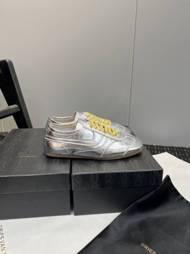 橙子出厂价p dvn 德训鞋 阿甘鞋 复古休闲鞋 情侣款 dries Van Noten 春夏系列 设计师通过改造 扭曲和颠覆经典元素 打造出实用而富有设计感实
