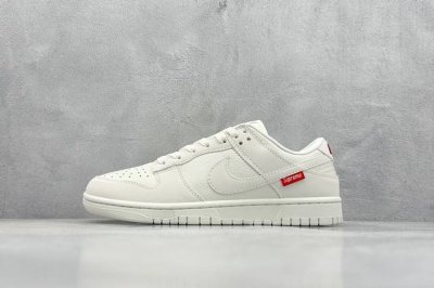 400 現貨 终端放店 Xc版 Nike Sb Dunk Low X Supreme 奶白 纯原大厂出品 极力推荐 原装头层材料 独家版型蒸餾加工 帶來的是更好
