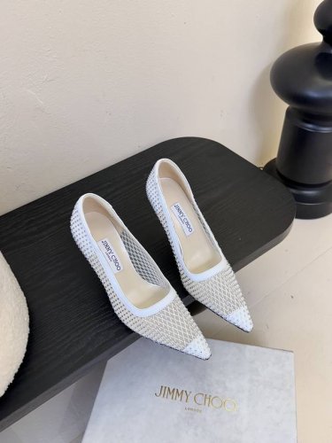 Jimmy Choo 将圆润光泽镶嵌于足尖 为你的穿搭映亮魅力，璀璨每刻 莹润动人，轻易动心 Jimmy Choo 2025春夏系列 纤彩绽放，映亮每日风采 面