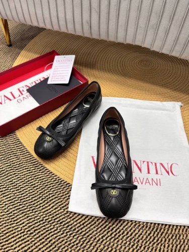 顶级版-真皮底Valentino Garavani Vlogo Cut-Out 25早春菱格经典百搭爆款芭蕾舞女鞋 专柜最新系列 最高版本 细节完美 非常亮眼的