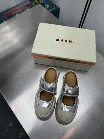 拖鞋 玛丽珍 厚底舒适 玛尼 Marni 玛丽珍拖鞋 系列厚底 玛尼 家族元素设计 烫印 Logo凉鞋 银色 小牛皮 烫金 工艺 钢印压模而成立体感十足 对标对 - 点击图像关闭