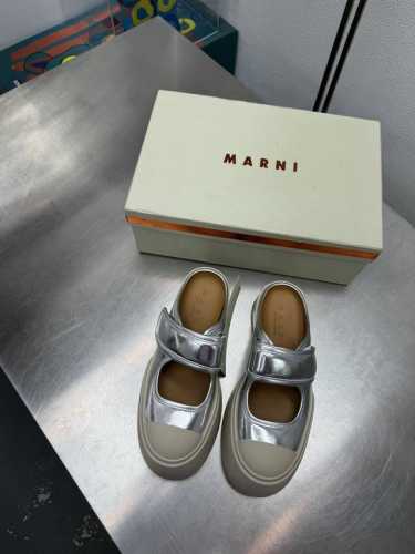 拖鞋 玛丽珍 厚底舒适 玛尼 Marni 玛丽珍拖鞋 系列厚底 玛尼 家族元素设计 烫印 Logo凉鞋 银色 小牛皮 烫金 工艺 钢印压模而成立体感十足 对标对