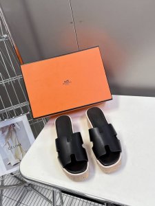 hermes爱马仕H型牛皮木糠底厚底松糕高跟拖鞋 超级好穿的松糕拖鞋，上脚秒增高7Cm，而且好好穿，对于不会穿高跟鞋的朋友也很友好，妥妥的松糕底，显高又显瘦 鞋