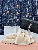 厂价 MIUMIU经典秋冬字母毛毛拖鞋 这季节美鞋太多这款毛拖 真的是让我无法自拔真太可爱了～ 毛茸茸的羊毛是选用欧洲进口A级羊毛 我们做到与原版一致满鞋 全部